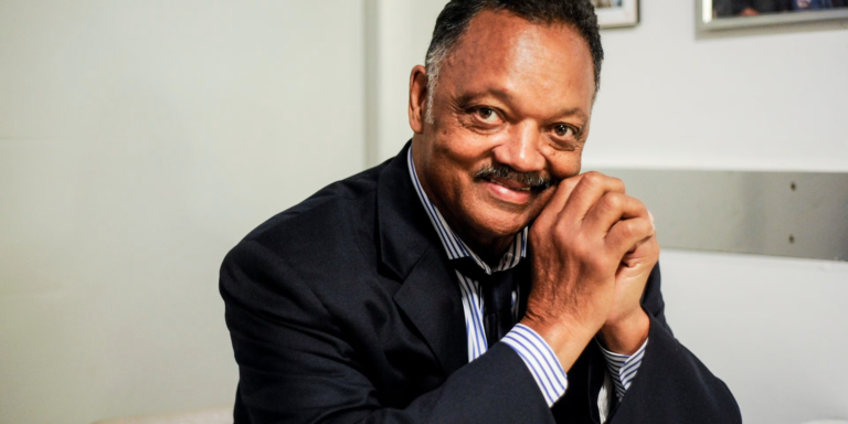 Jesse Jackson, pasteur et figure emblématique de la lutte pour les droits civiques, est décédé à l’âge de 84 ans.